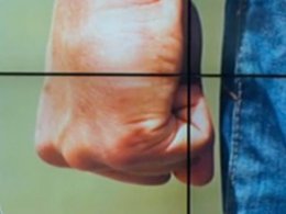 На Київщині чоловік побив свою сусідку, бо вона, начебто, обмазала його паркан коров"ячим гноєм